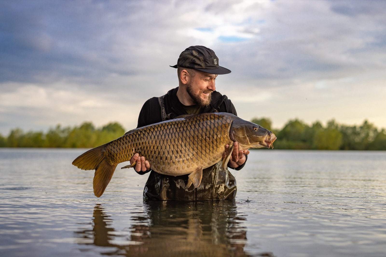 Brothercarp with a big common, fishing Nash Tackle